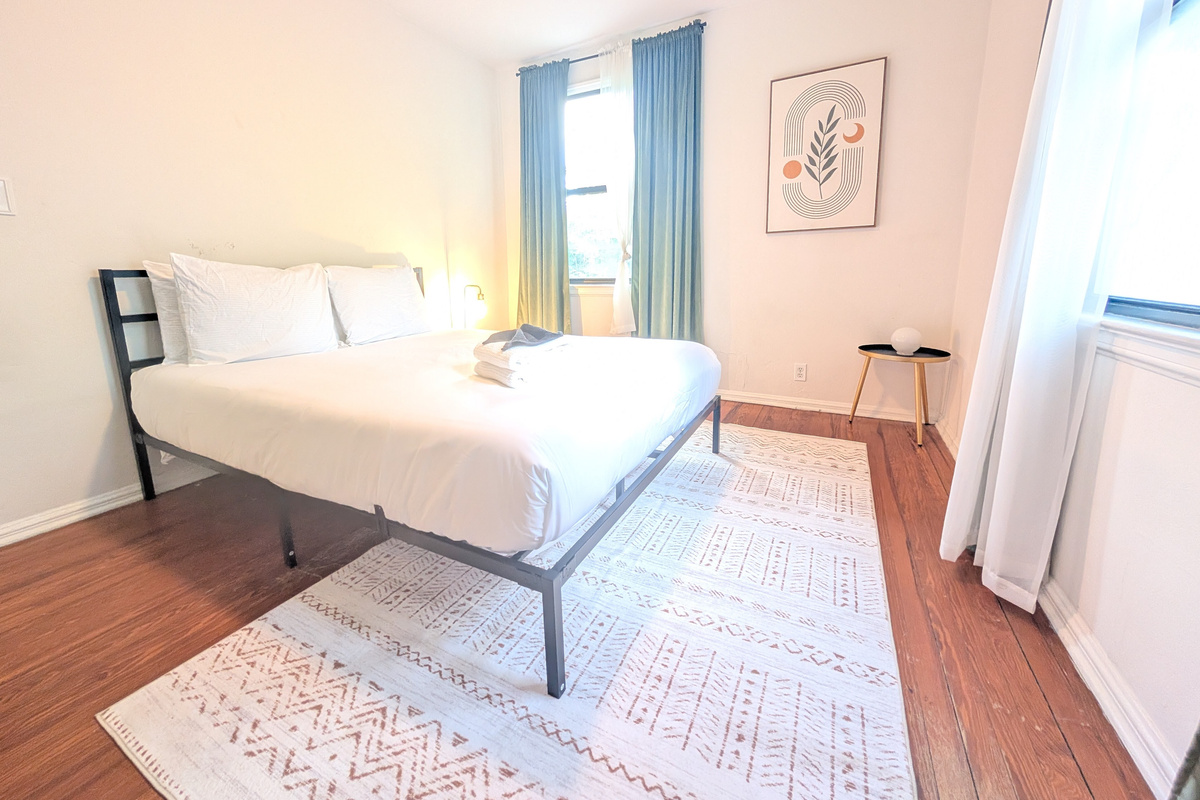 Guest bedroom with queen bed