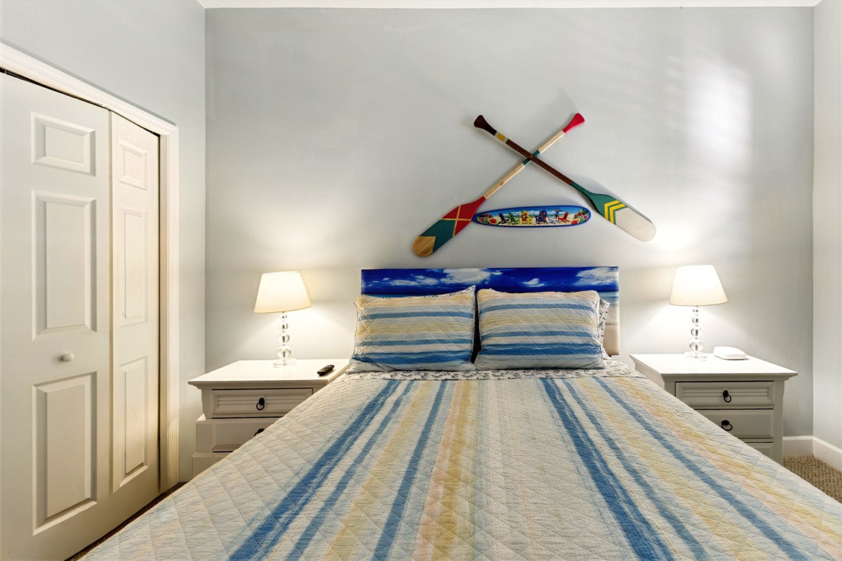 Cozy coastal guest room with beachy charm 🌊—soft striped bedding, warm bedside lighting, and fun paddle décor for that laid-back “vacation mode” vibe. 🏖️✨
