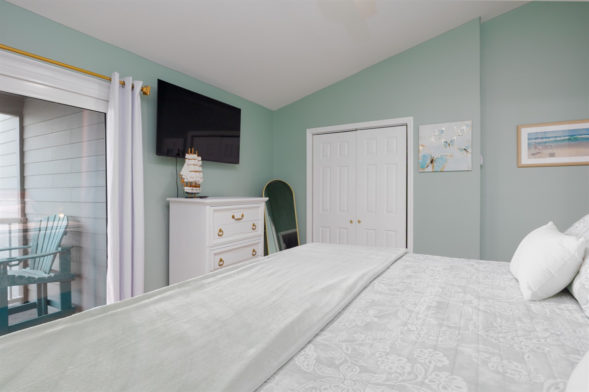 Large Master bedroom with balcony access!