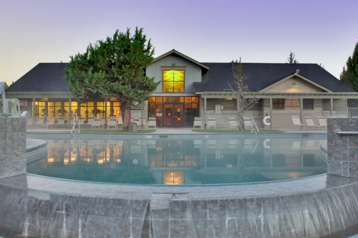 Lakeside Pool & Hot Tub
