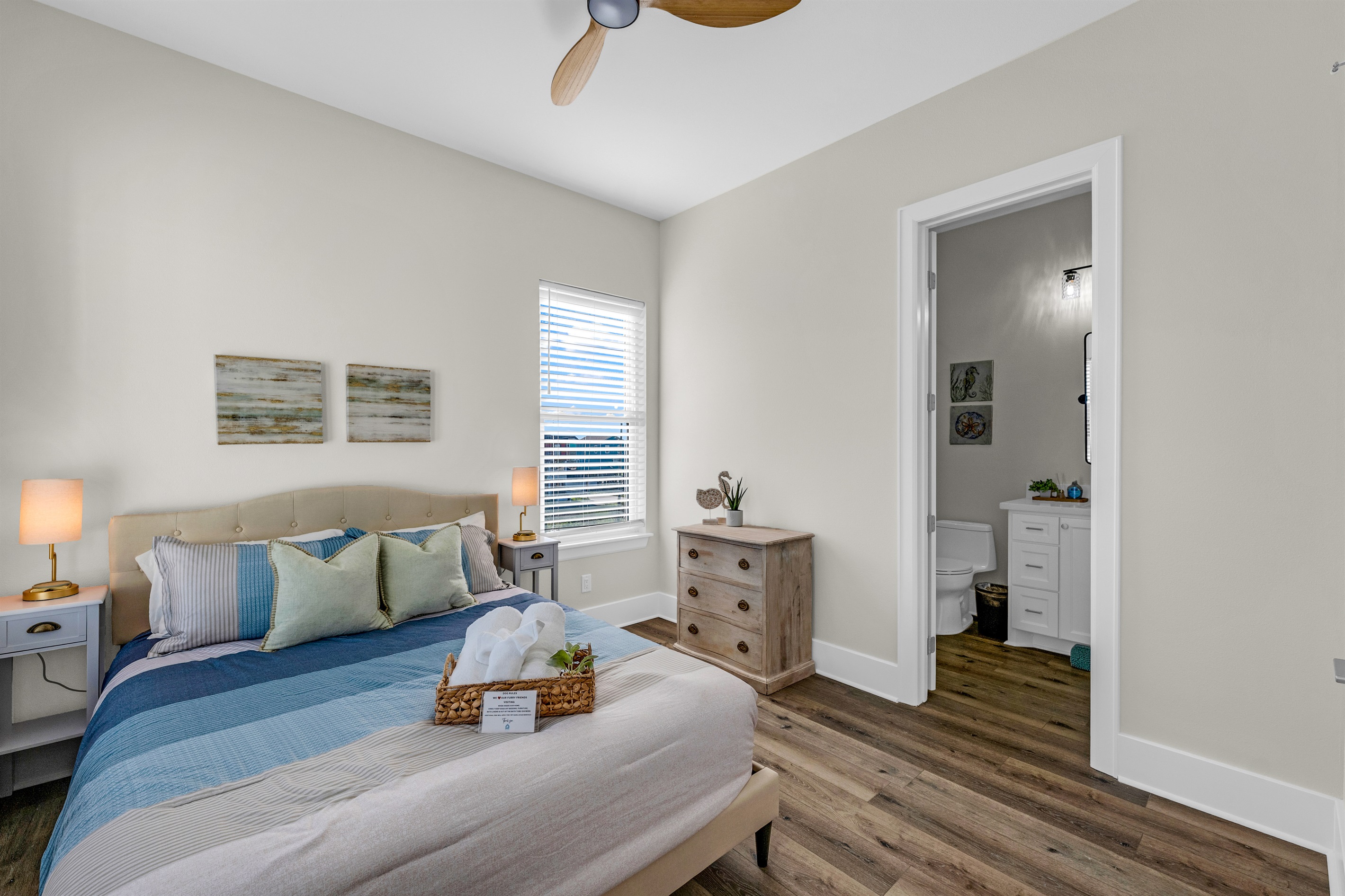 Costa Cristal Bedroom 2: Cozy queen bed with large windows, natural light, and relaxing views. Perfect for a restful night’s sleep.