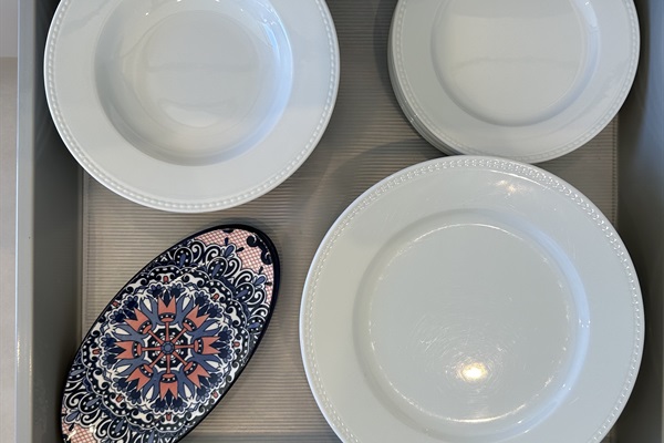 Choose from our diverse selection of plateware, featuring clean modern designs or more oriental styles, tailored to meet your meal-serving needs throughout your stay at Casa Folimanka.