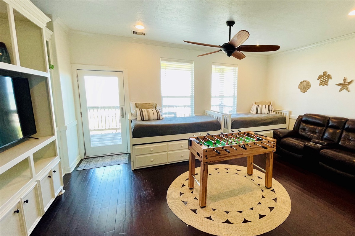 f9232c7bb87a42f4abe3eabb36268140 Large | Beachhouse | Texas | TX | Vacation Homes | Galveston | Crystal Beach | Kokomo | Breezy Days | Beachfront Elegance | Sunrise Serenity | Southern Sands Property Management, LLC