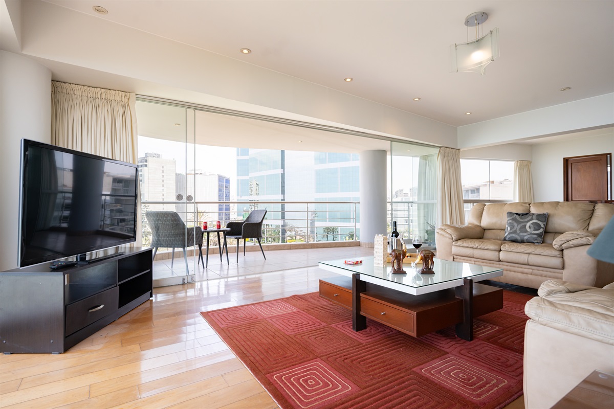 Relax and unwind with a 65” Smart TV and stunning ocean views from the living room  /  Relájate y desconéctate con una Smart TV de 65” y una impresionante vista al mar desde la sala