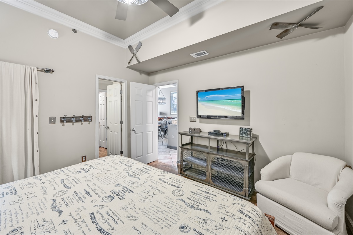 Guest King Bedroom with en suite bathroom