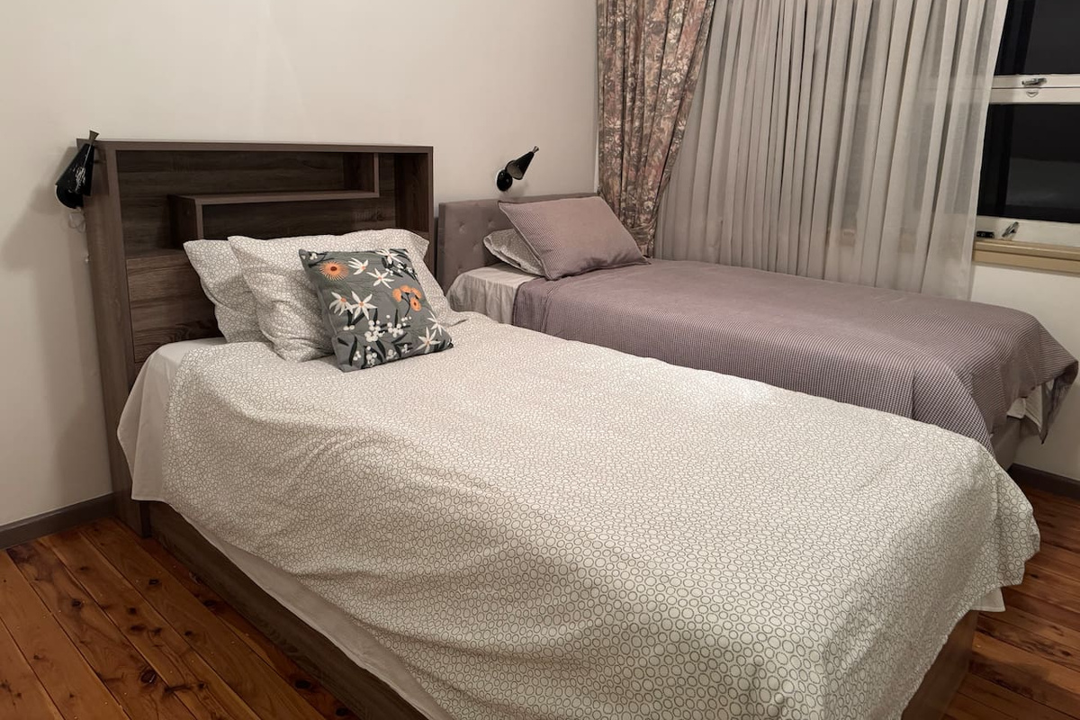 Comfy 2 beds, fresh sheets, Linen, comfy pillows, towels for guest, light for reading, great sleep. Black town central