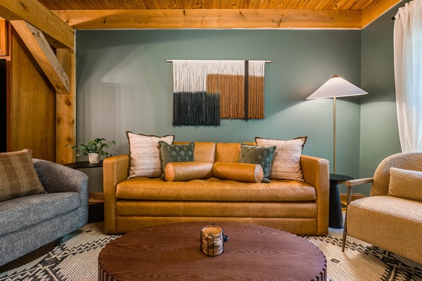 Movie nights made easy – Smart TV & sleeper sofa in the living room.