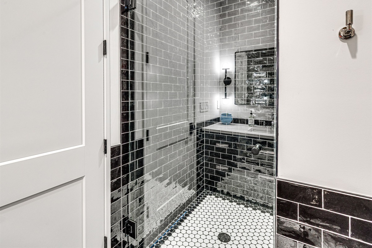 Guest Bathroom 4