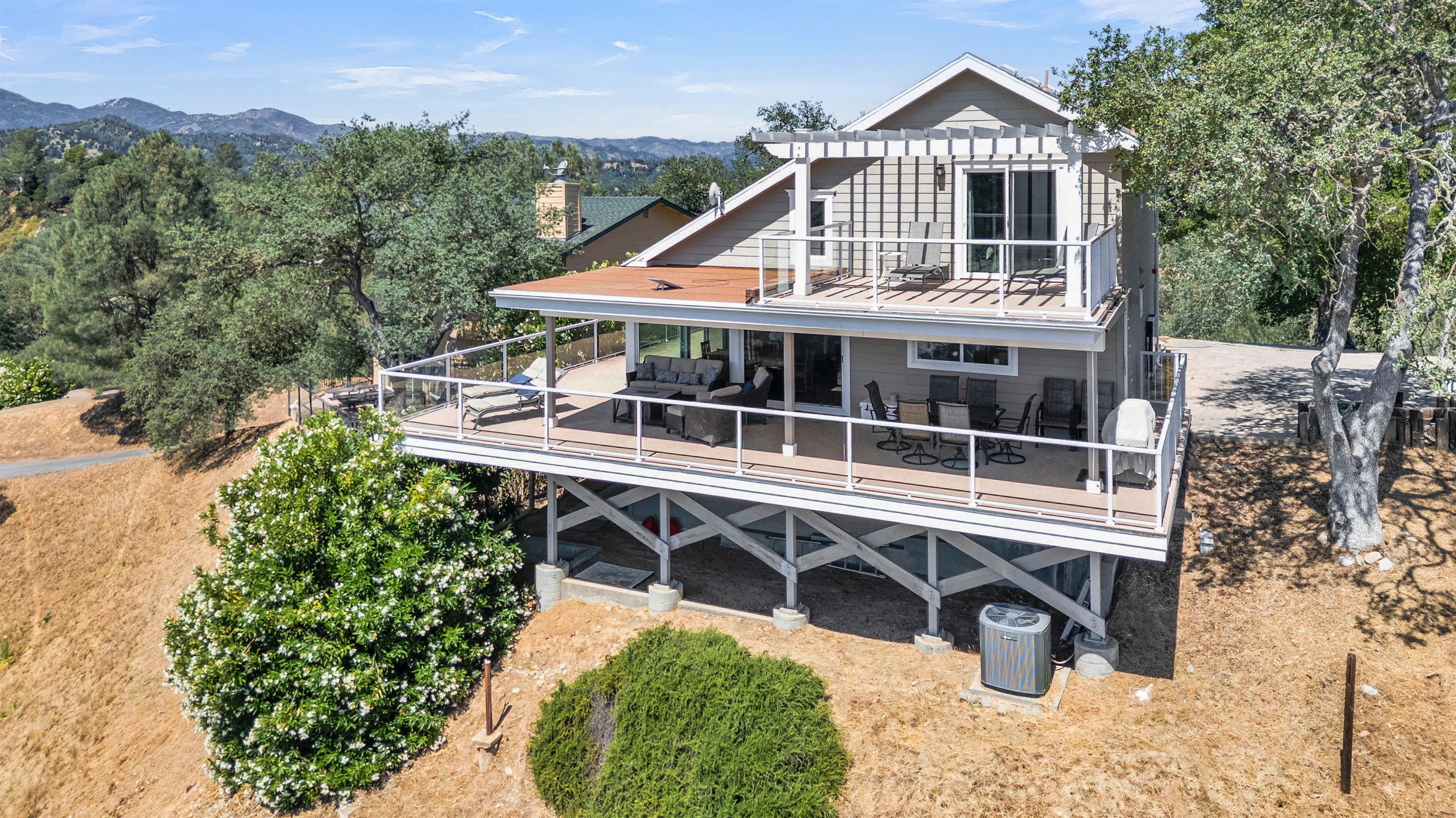 Expansive decks that overlook the lake and Oak Shores Marina.  BBQ, relax, have a drink and take in the gorgeous lake and mountain views.