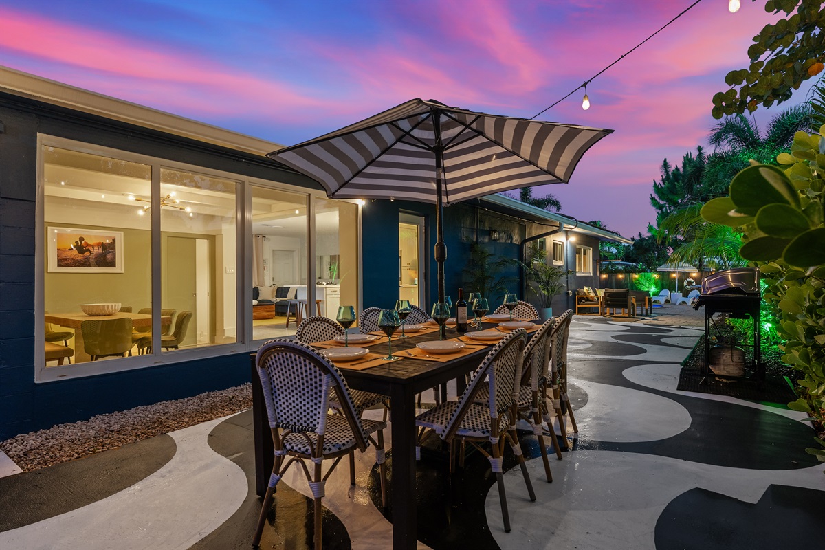 Starry skies and open air — outdoor dining never looked so good.✨🍷