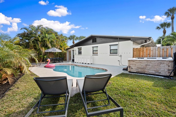 4 Pool Lounge Chairs