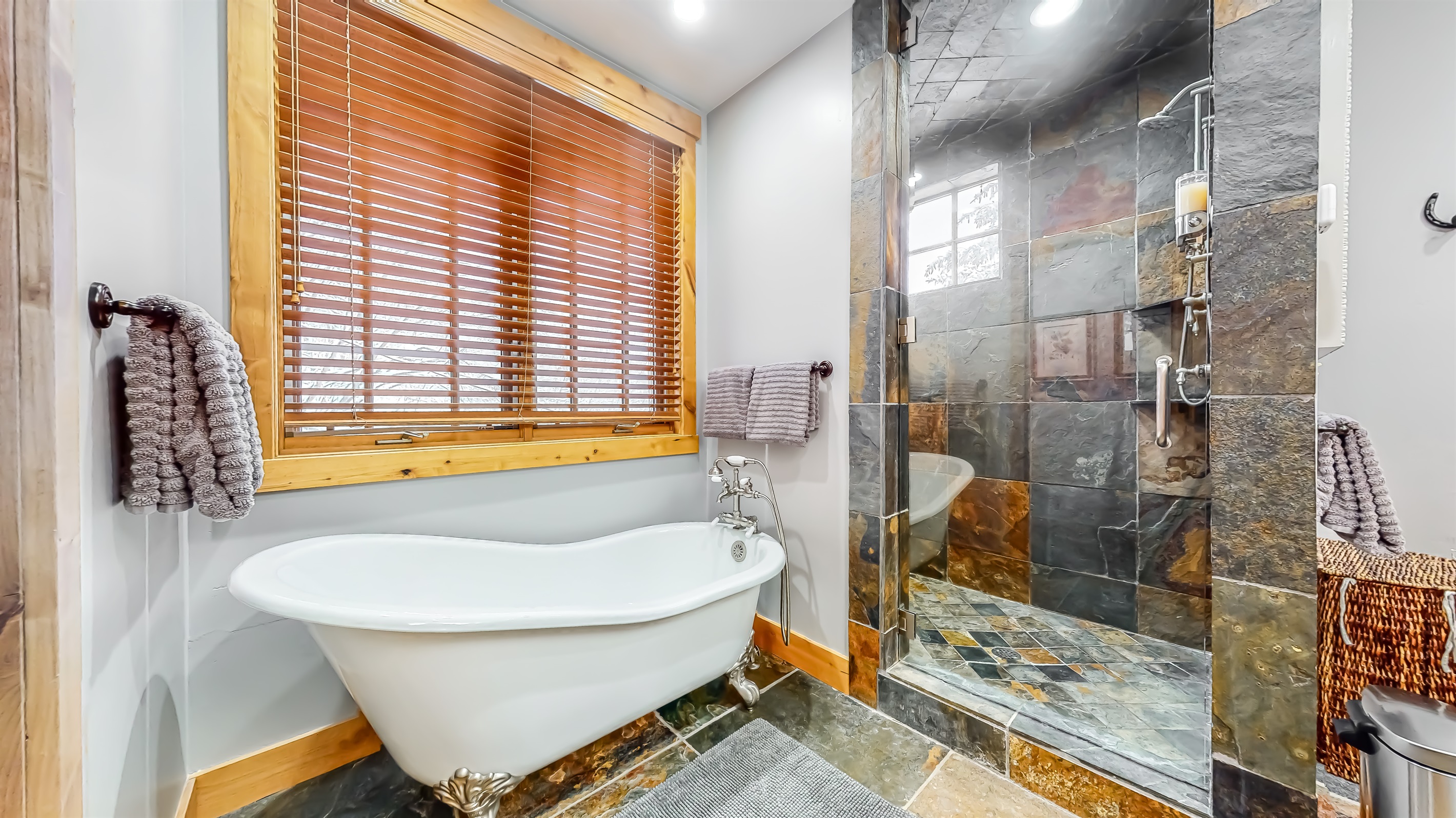 Maste Bathroom Tub