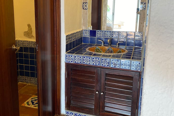 2nd Bathroom in 2nd Bedroom 
Bano del segundo cuarto