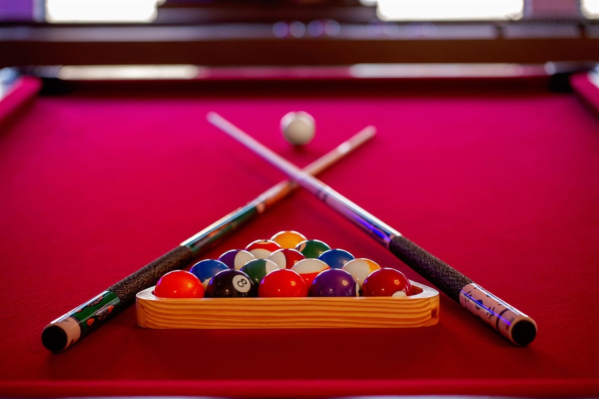 Unleash your competitive spirit with a fun game of pool in our game room!  Gather your family and friends and enjoy hours of entertainment in a space designed for unforgettable moments. Perfect for your group of adventurers! 