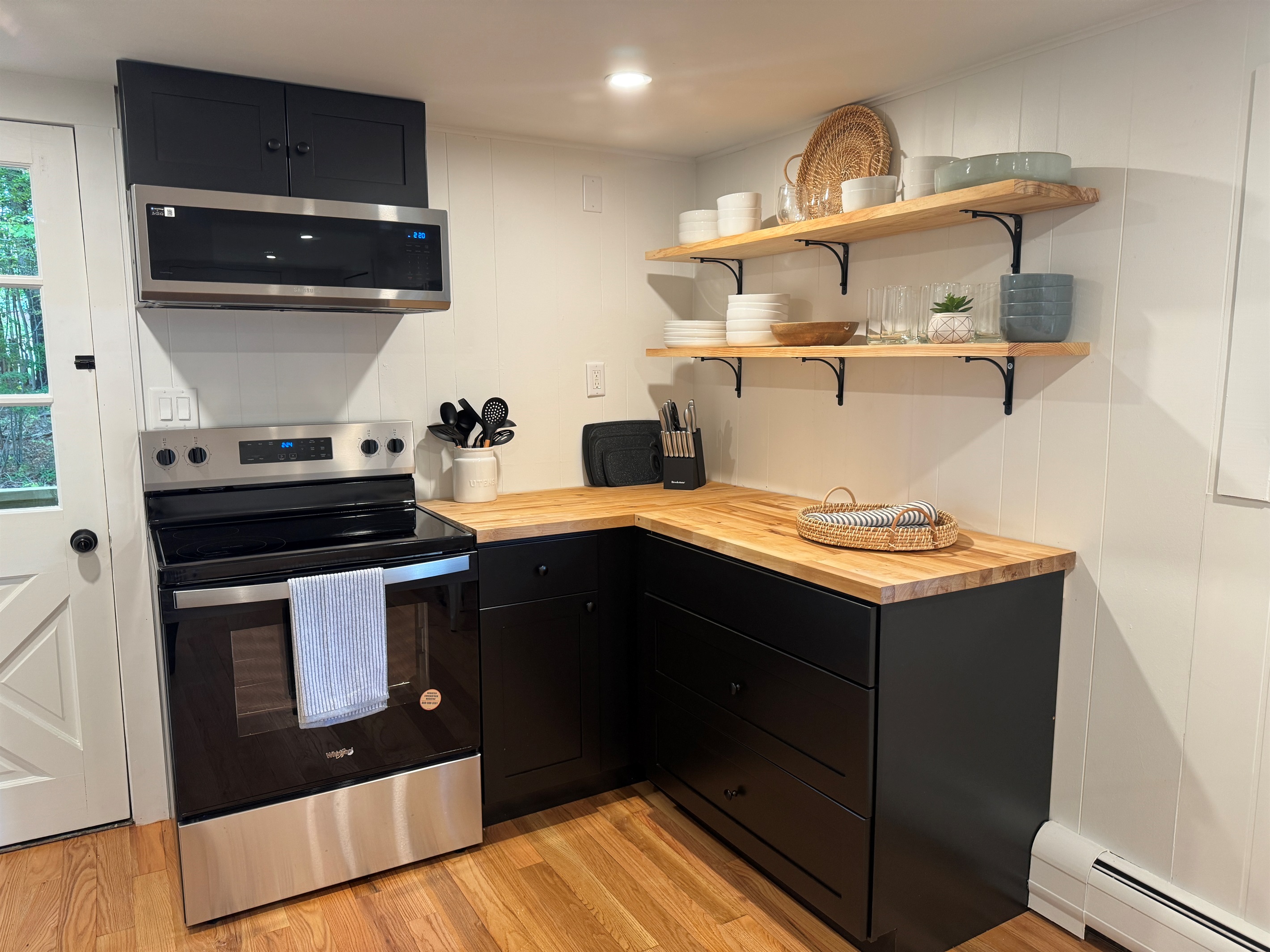 Eat-in kitchen w/ dishwasher