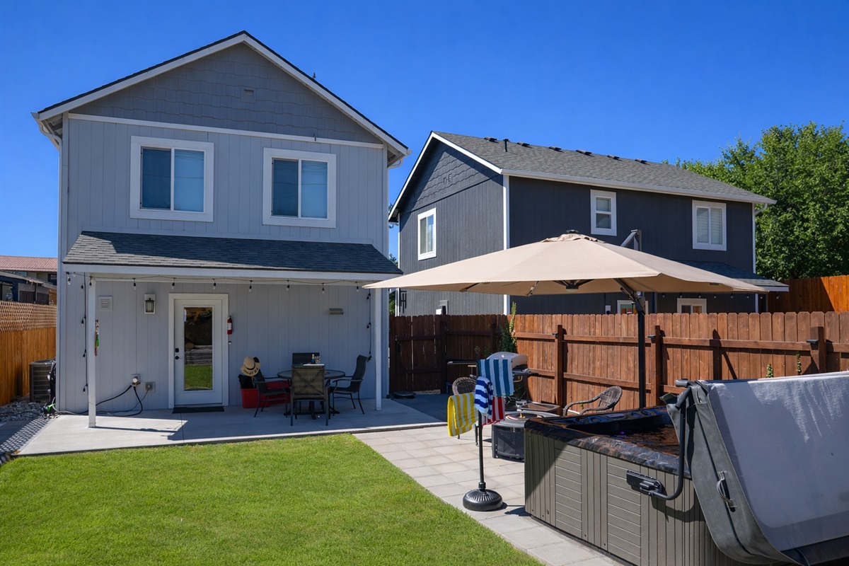 Backyard summer vibes - outdoor dining, BBQ, hot tub and fire pit