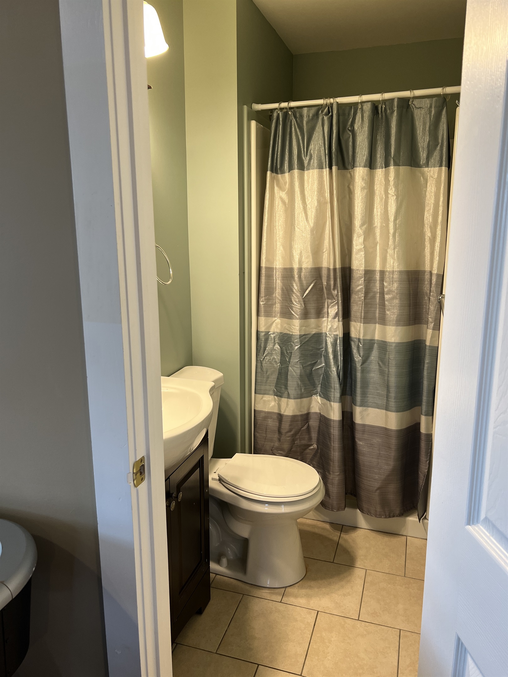 3rd floor bath w/ shower
