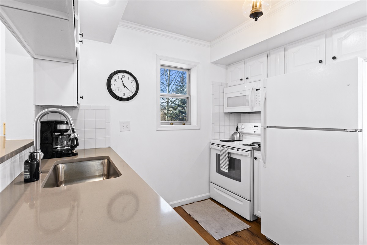 Kitchen |  Electric Stove | Microwave