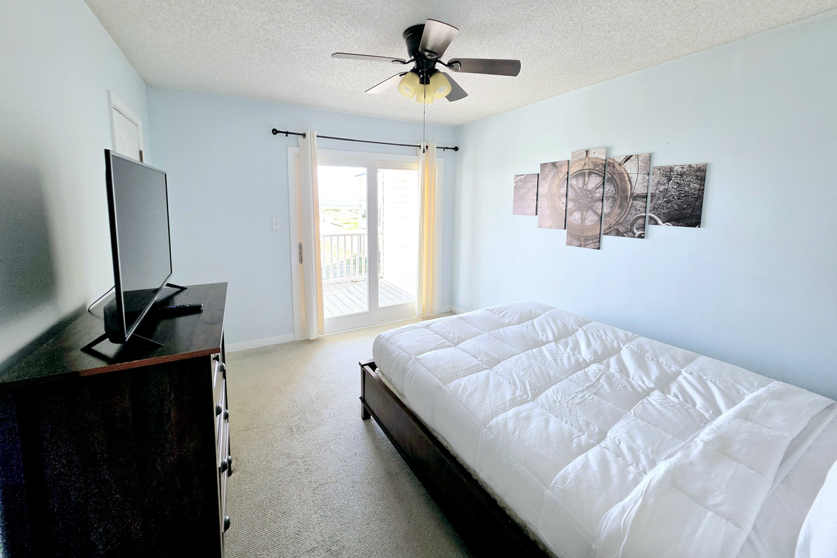 Bedroom with sliding door to the balcony