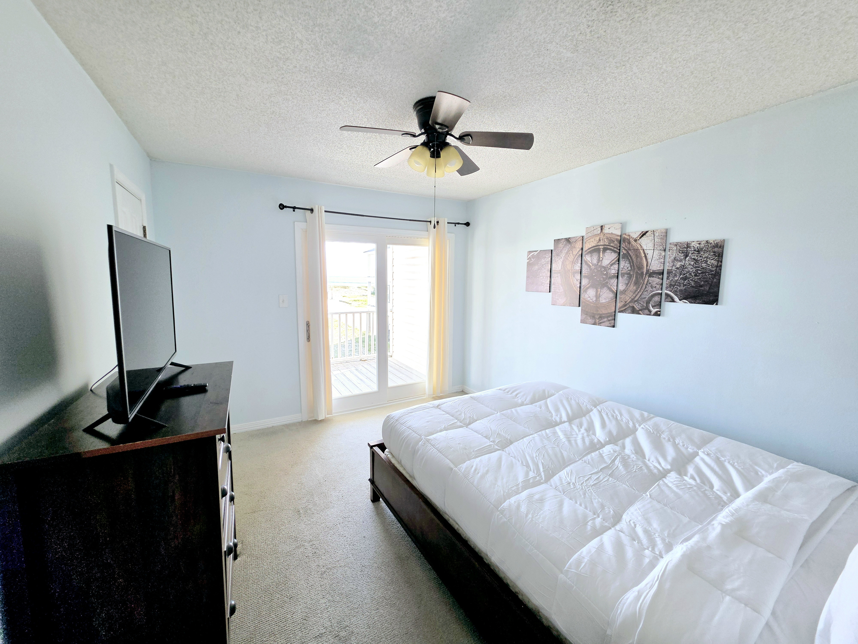 Bedroom with sliding door to the balcony