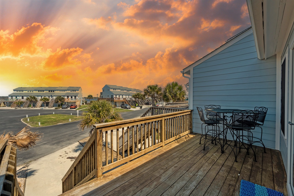 Enjoy evening sunsets from the private deck: the perfect spot for dinner, drinks, and relaxing after a beach day!
