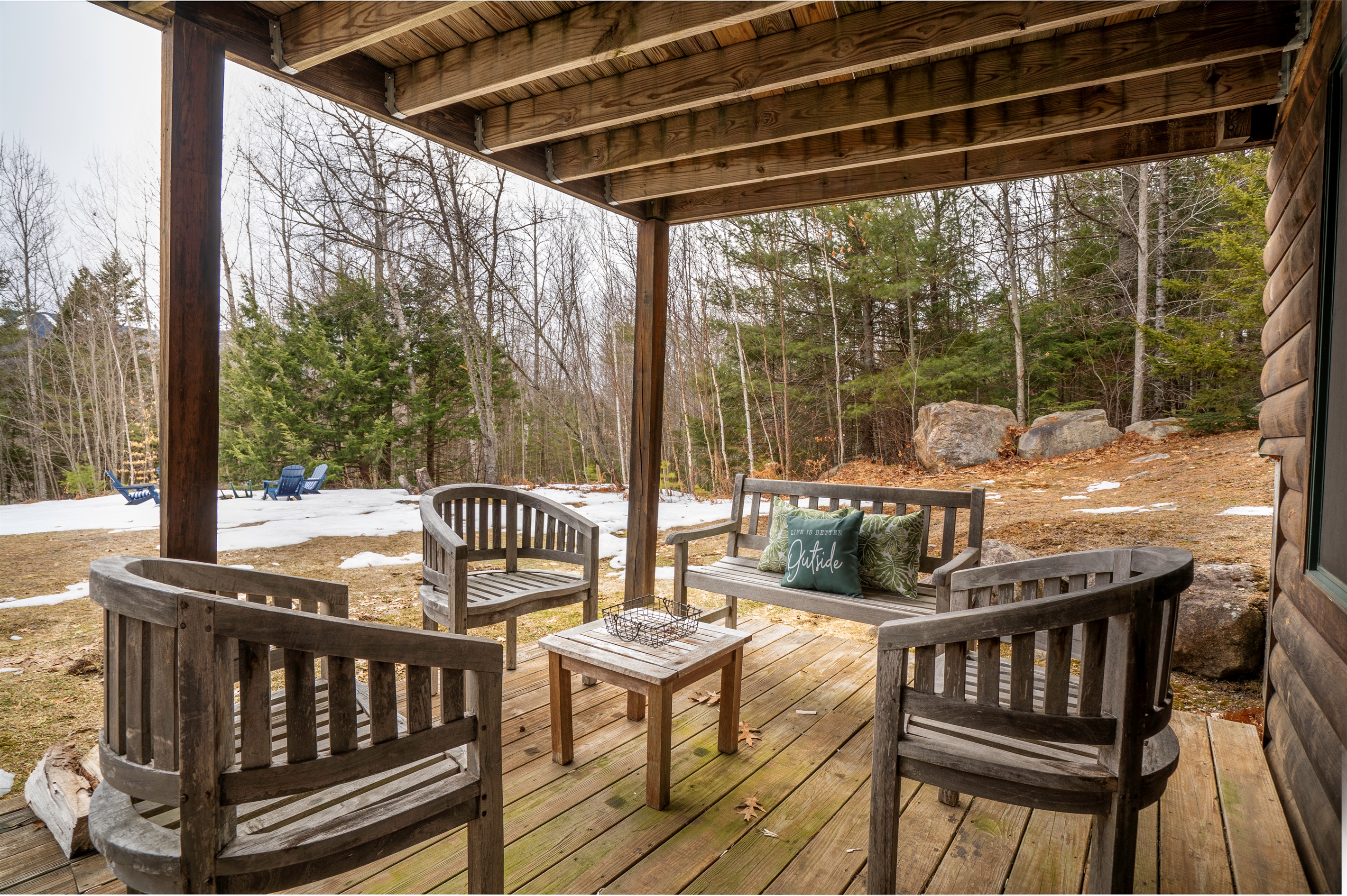Spacious outdoor seating makes it easy to enjoy coffee, cocktails, or mountain air.