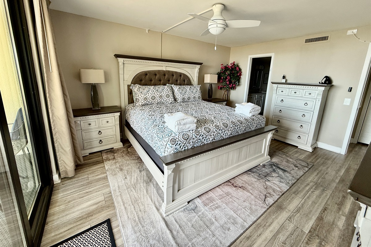 Oceanfront Primary Bedroom w/En Suite Bath