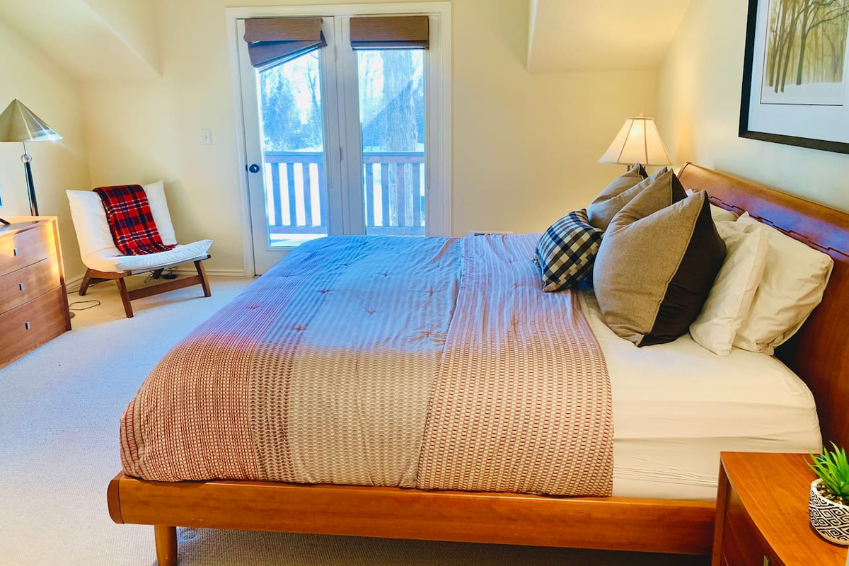 Bedroom 1 (King)