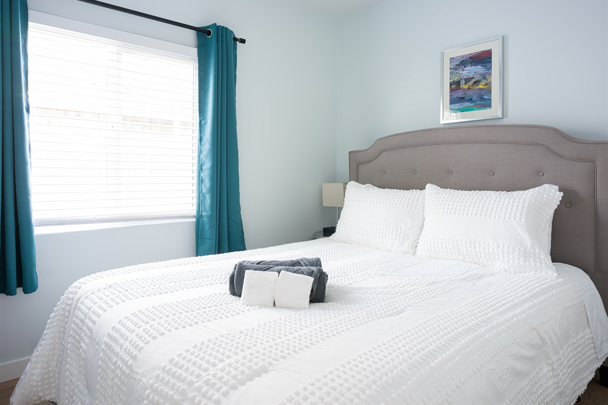 Queen bedroom with closet 