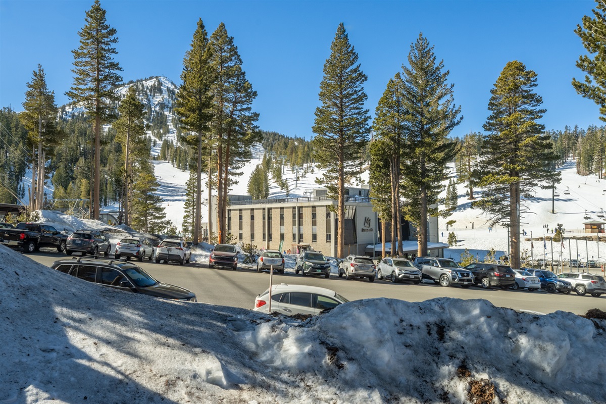The west-facing windows steal the show, pouring in afternoon light and serving up prime views of Canyon Lodge and the mountain—no lift ticket required.