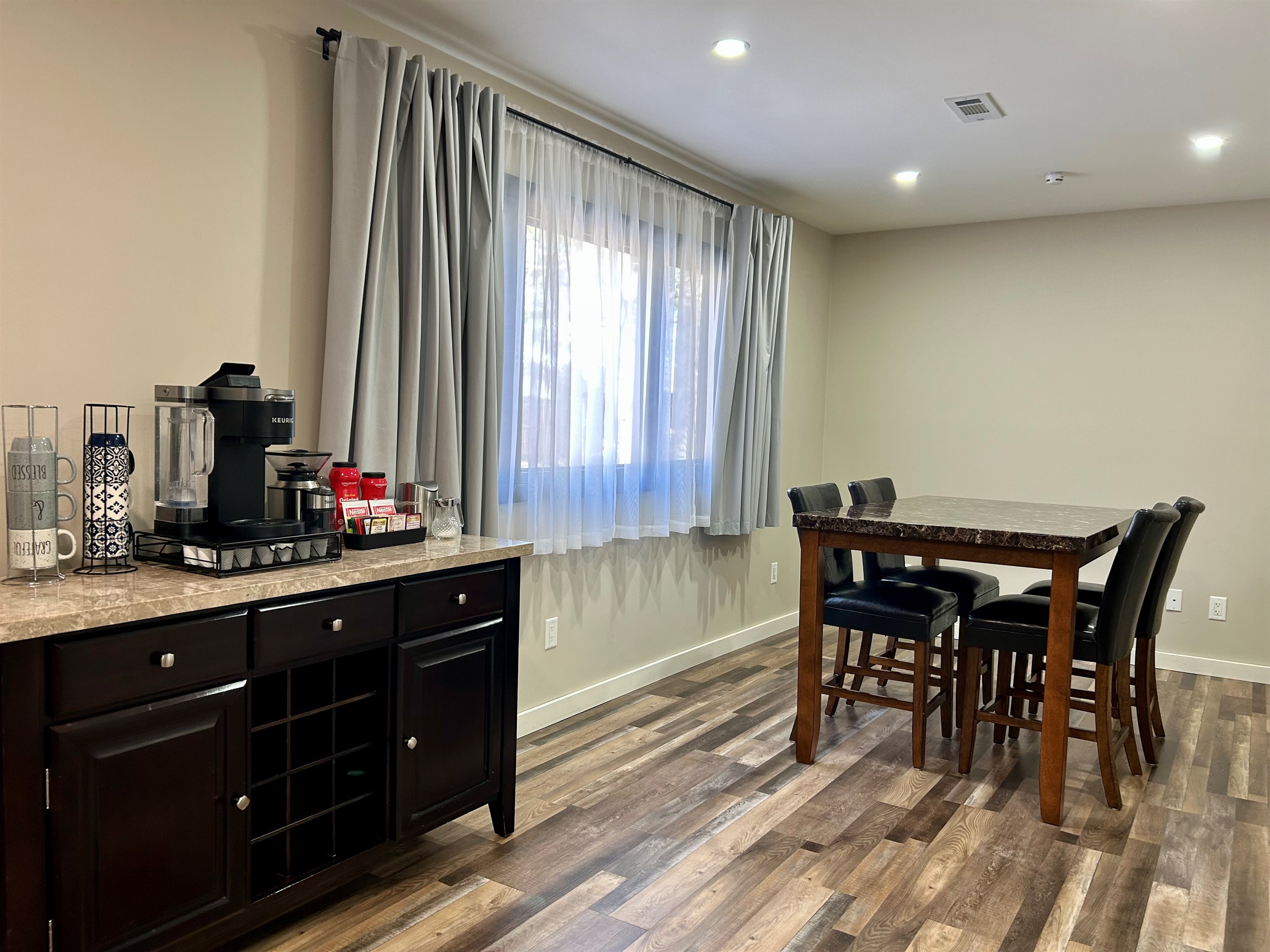 Beverage station and seating for 4 people.