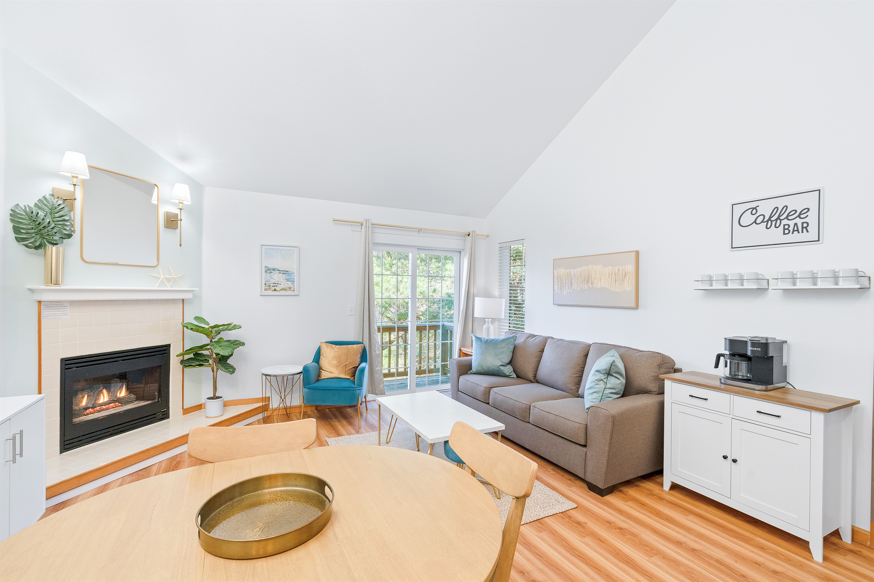 Steps to the beach and downtown|3 ensuite BDR beach home|3 fireplaces|WiFi 4