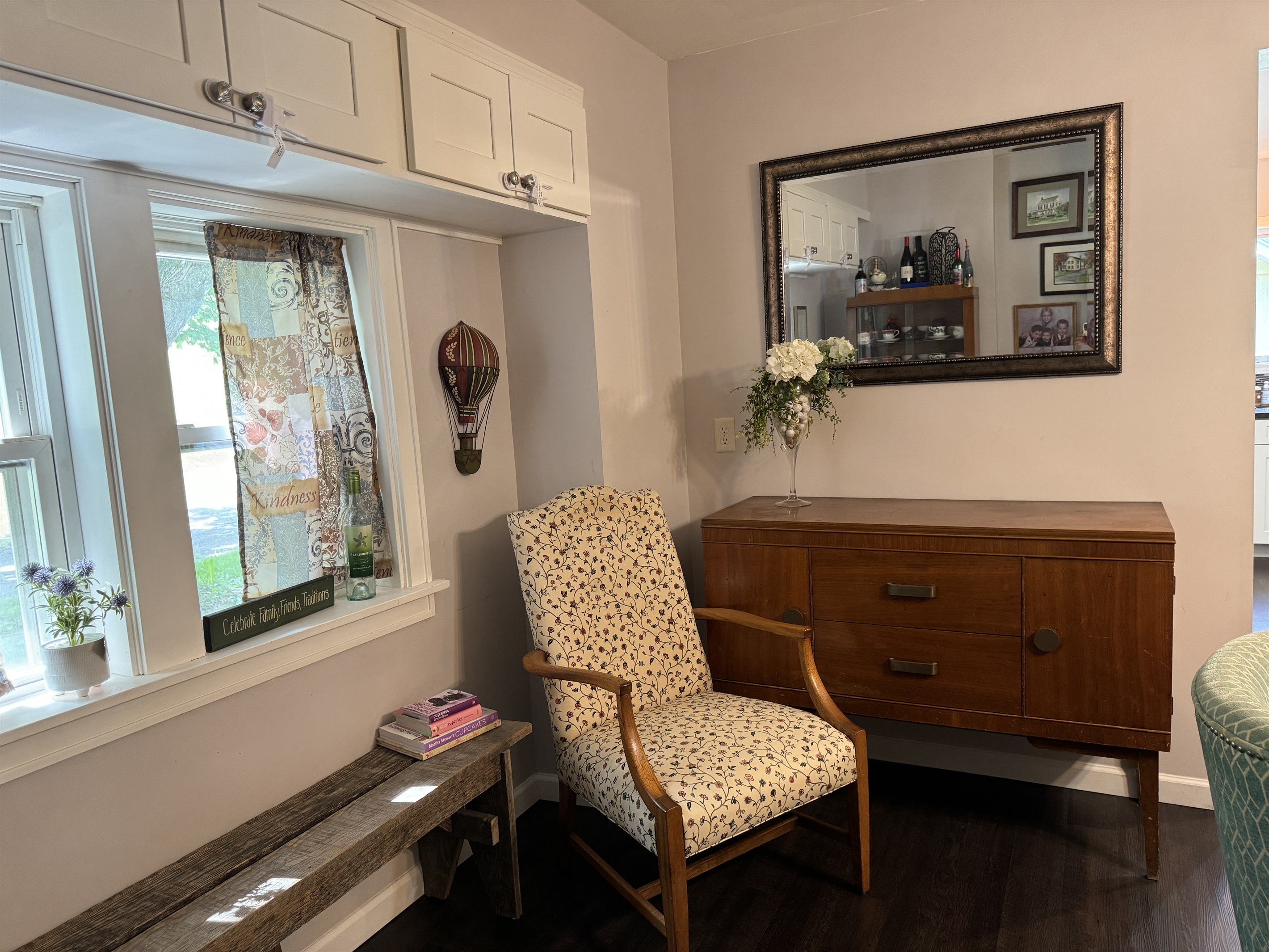 sitting area in the dining room