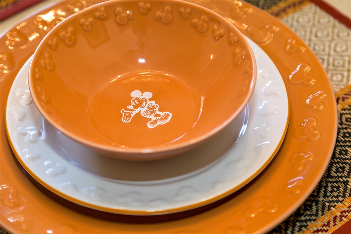 Enjoy our beautiful full set of Disney dishes!