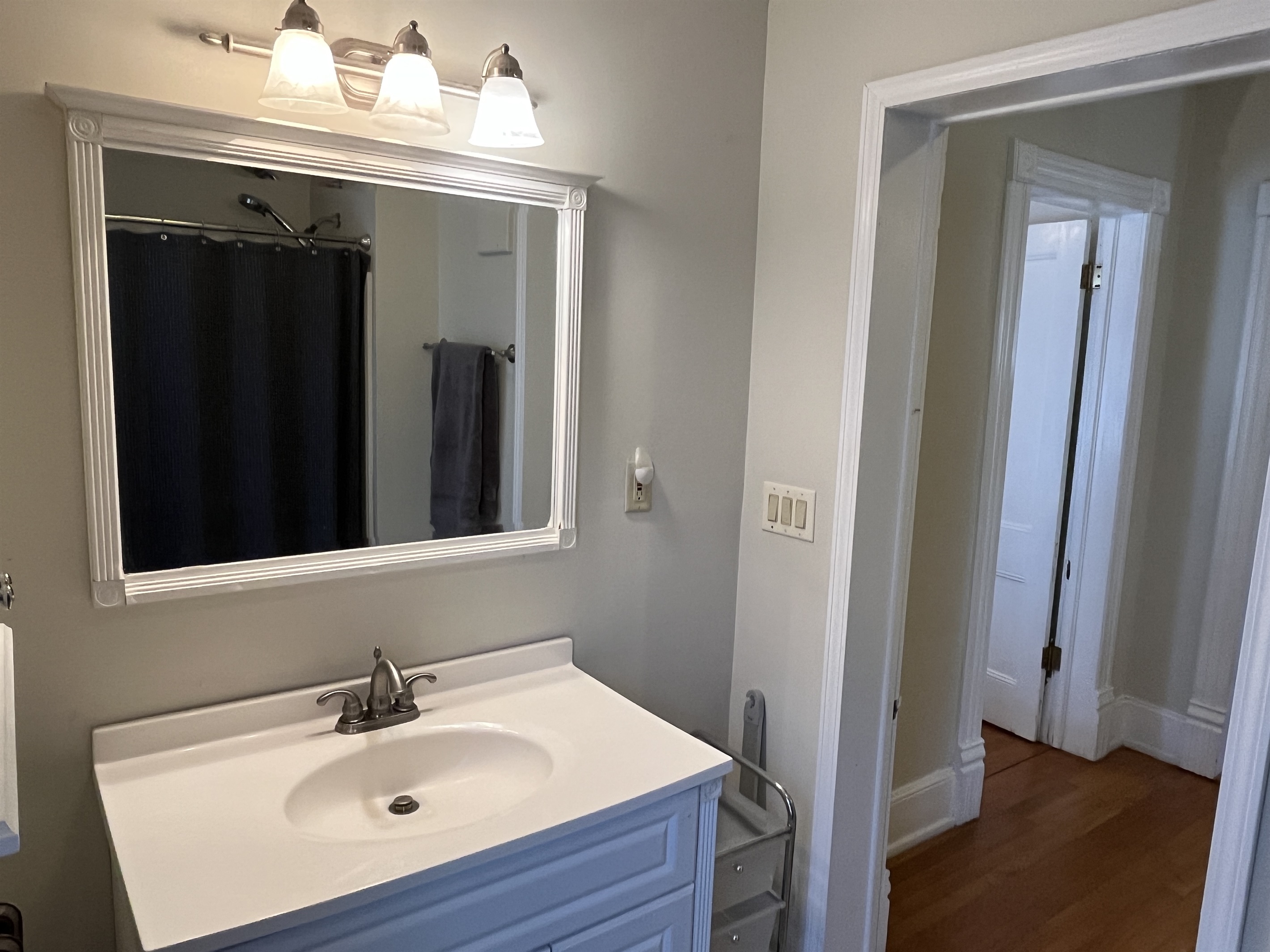 Bathroom with tub/shower