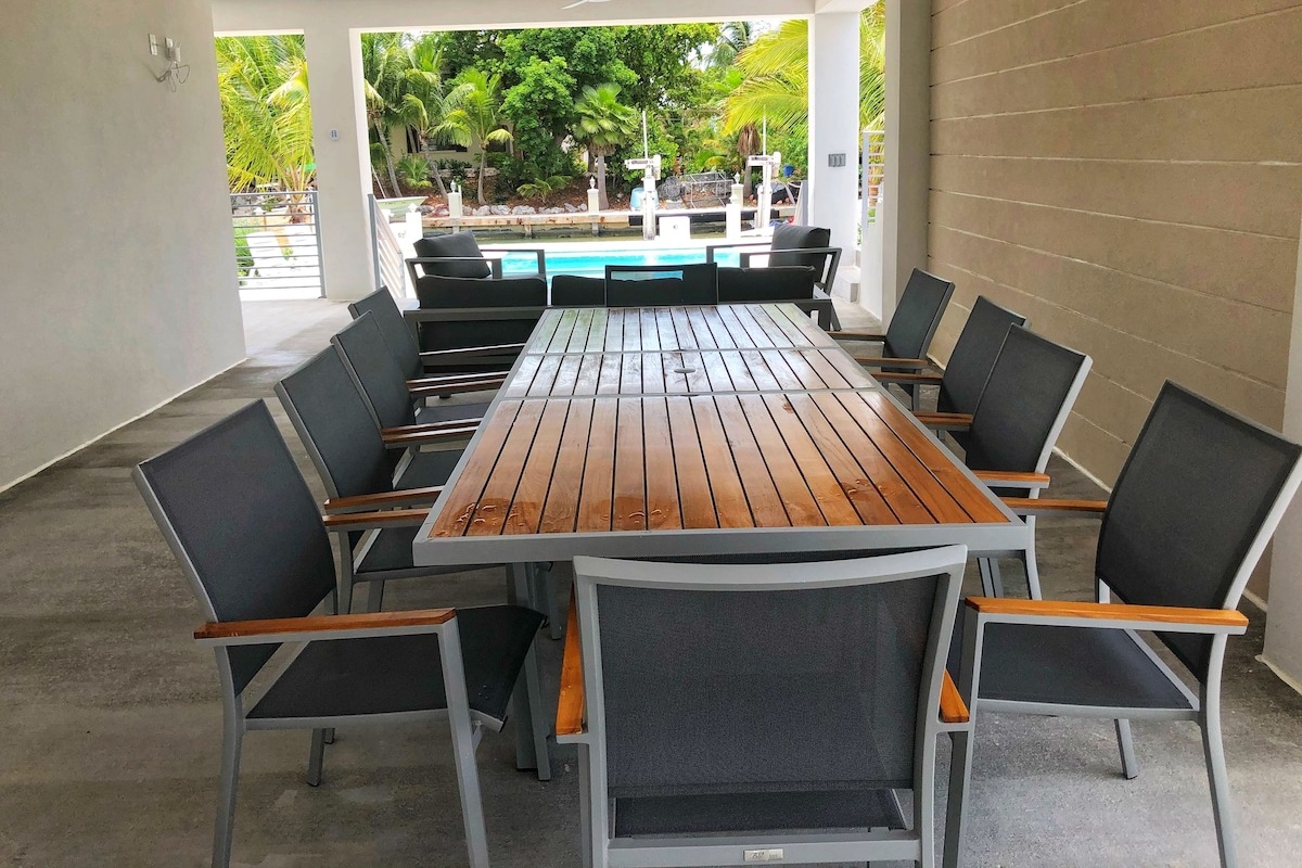 Outdoor Dining at The Pool Deck