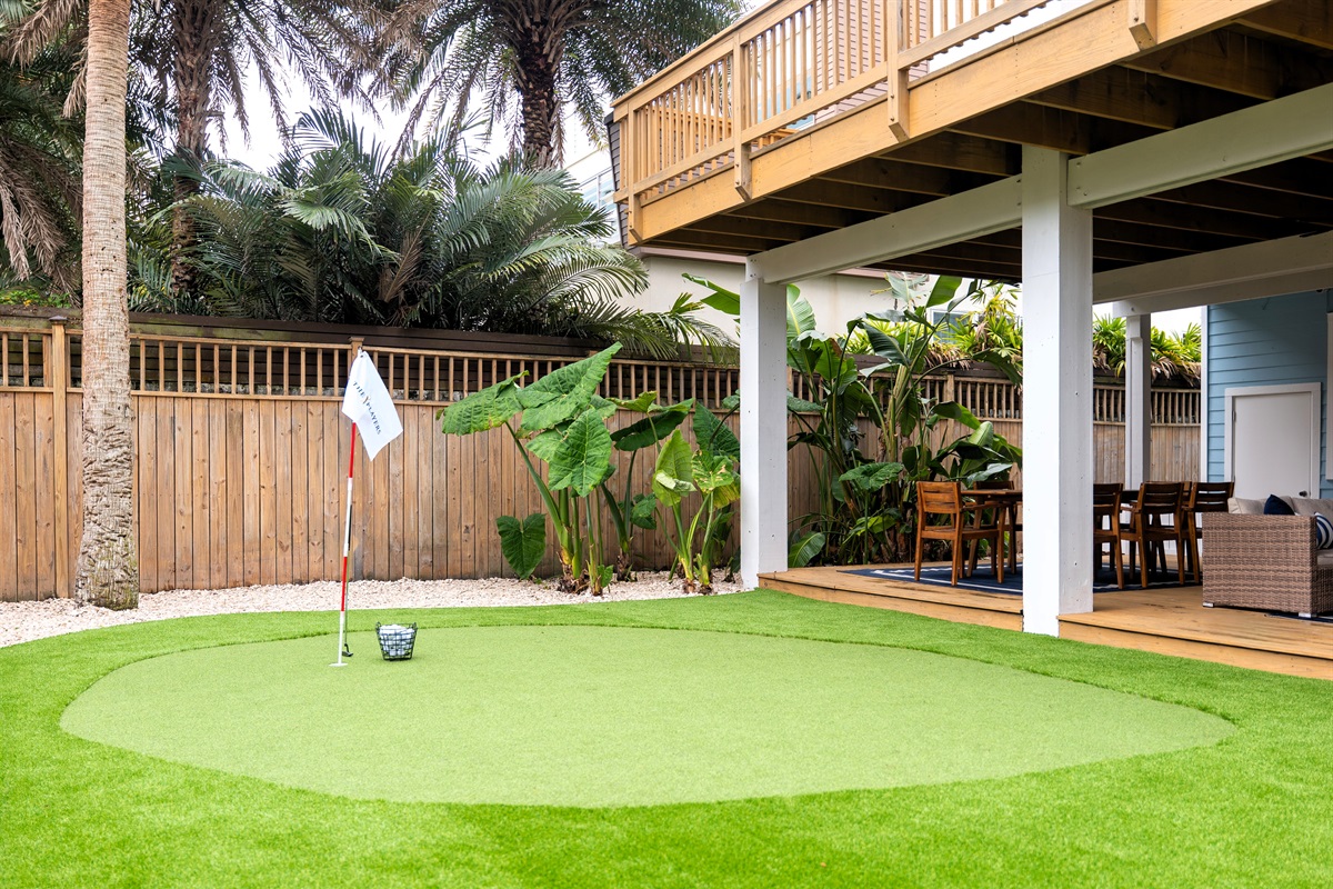 This backyard putting green is made for sunny afternoons