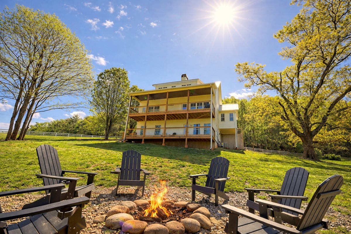 Gather around the fire with sweeping views and wide-open space 🔥🌄—your perfect mountain escape