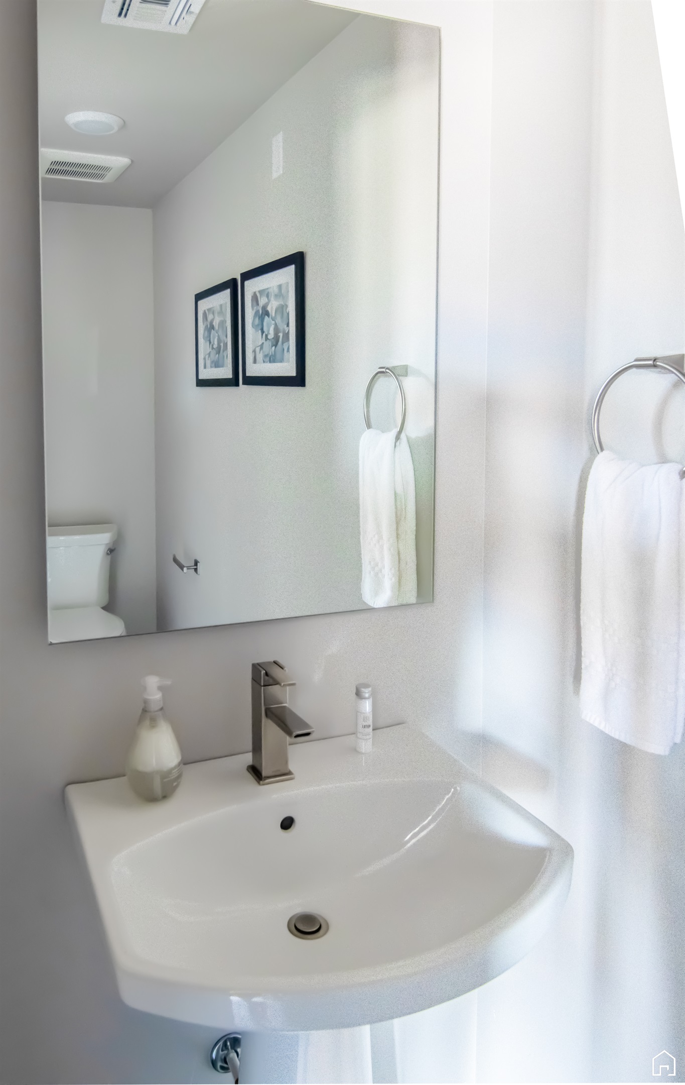 Guest bathroom 2 with toilet