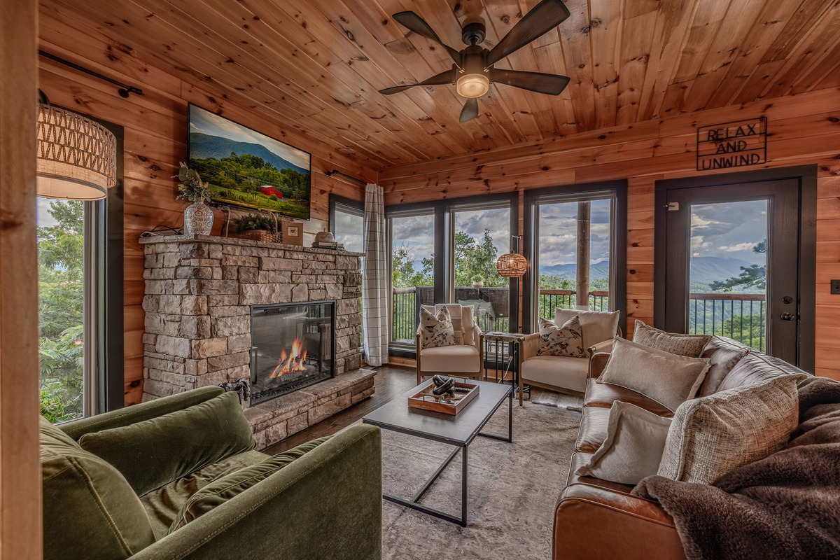 Don't Miss This RARE Combination - Stunning Mountain Views + Quick Access to All Attractions! - Photo 4