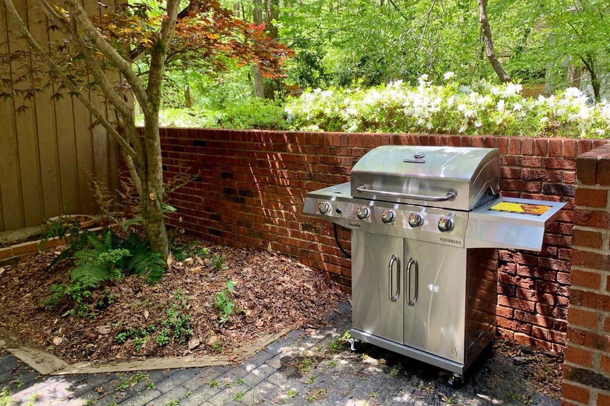 Enjoy the gas grill in the courtyard. It has a sideburner, too! 