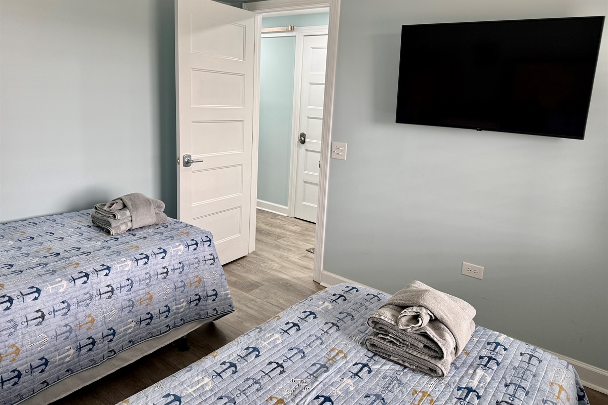 Guest Bedroom w/Smart TV