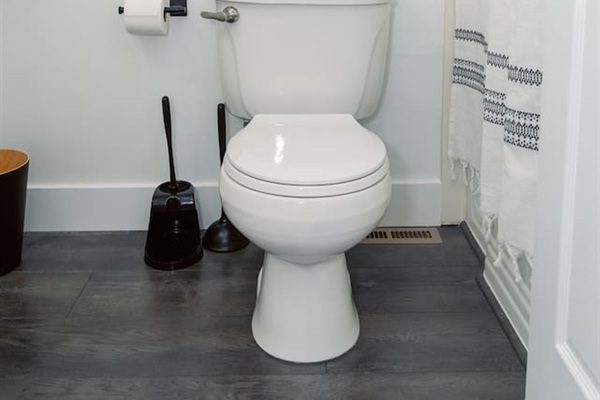 Main bathroom details