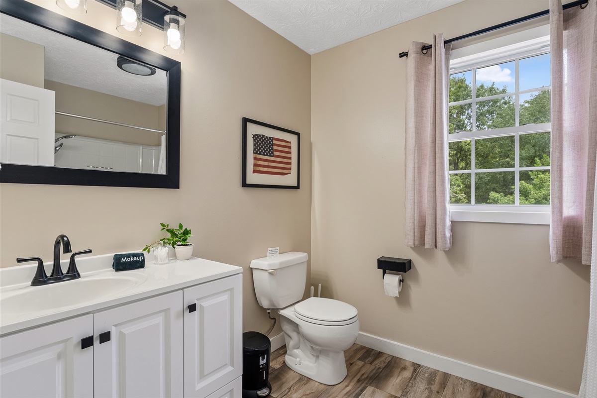 Bright, clean, and fully stocked This upstairs bathroom has everything you need—soft towels, natural light, and simple style to keep your stay refreshingly easy. 🚿🪞🧼