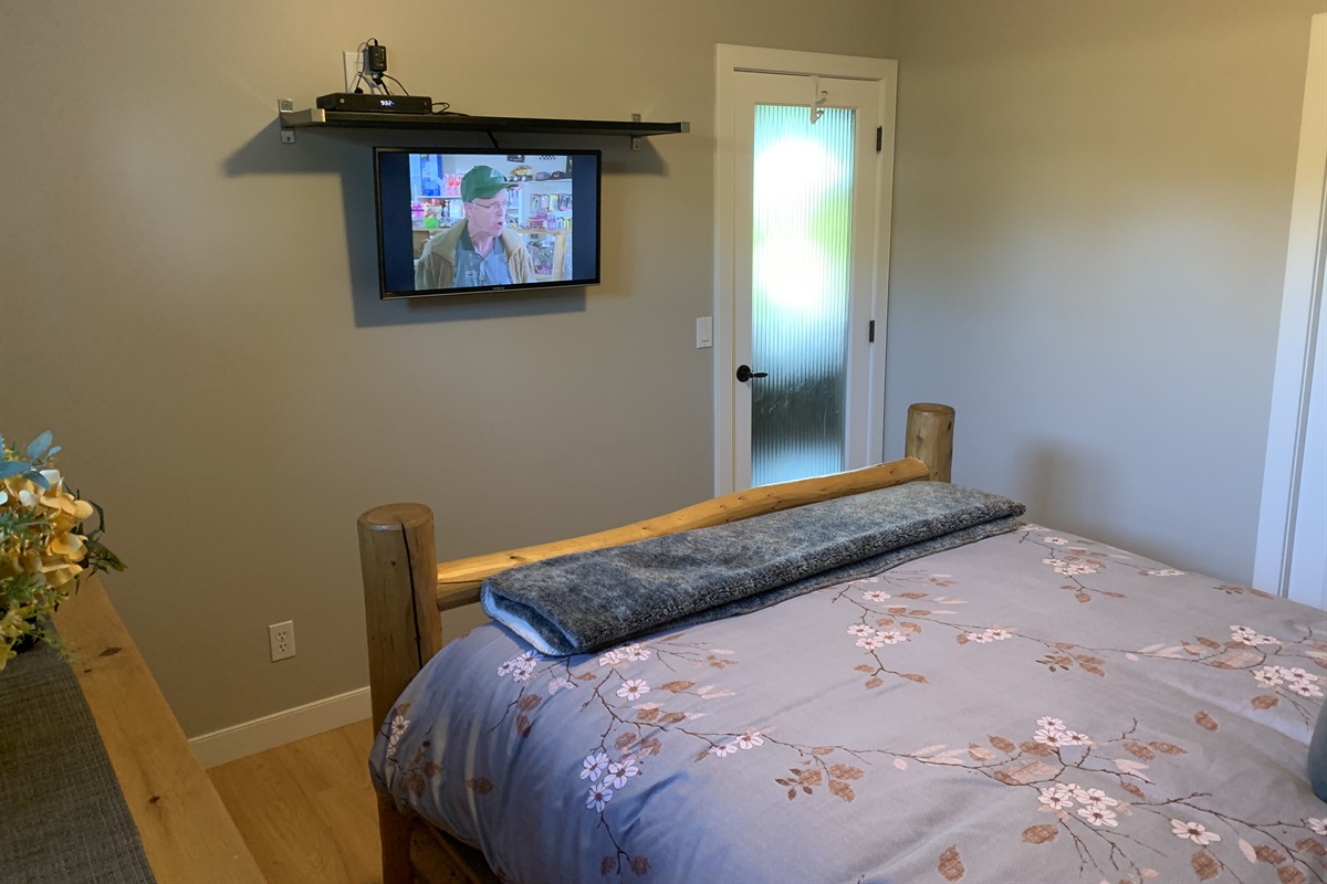 FIREFLY SUITE WITH QUEEN BED