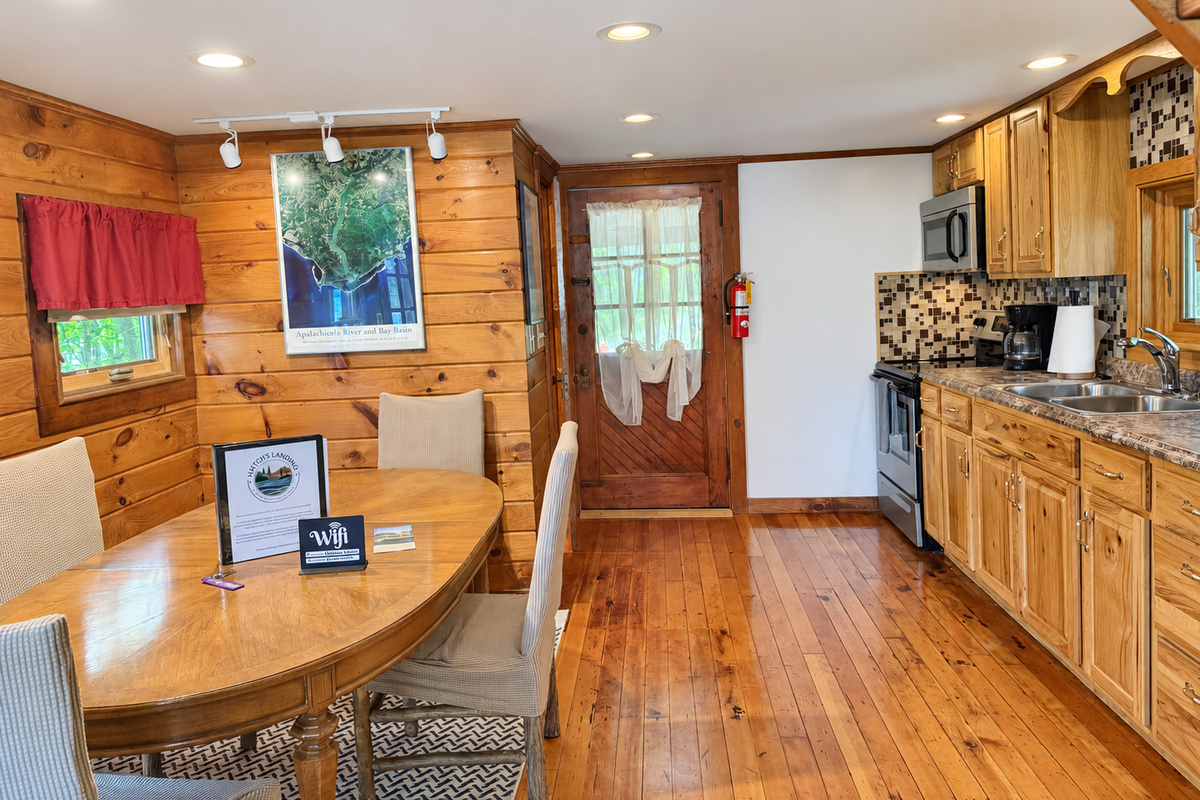 Eat-in kitchen at Hatch's Roost