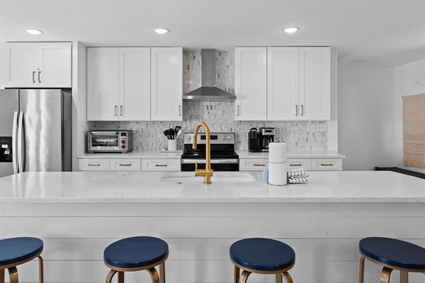Chef’s Kitchen – Quartz Counters & Stainless Appliances