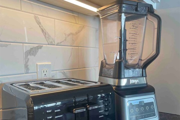 Cuisanart toaster for four slices and a Ninja blender 