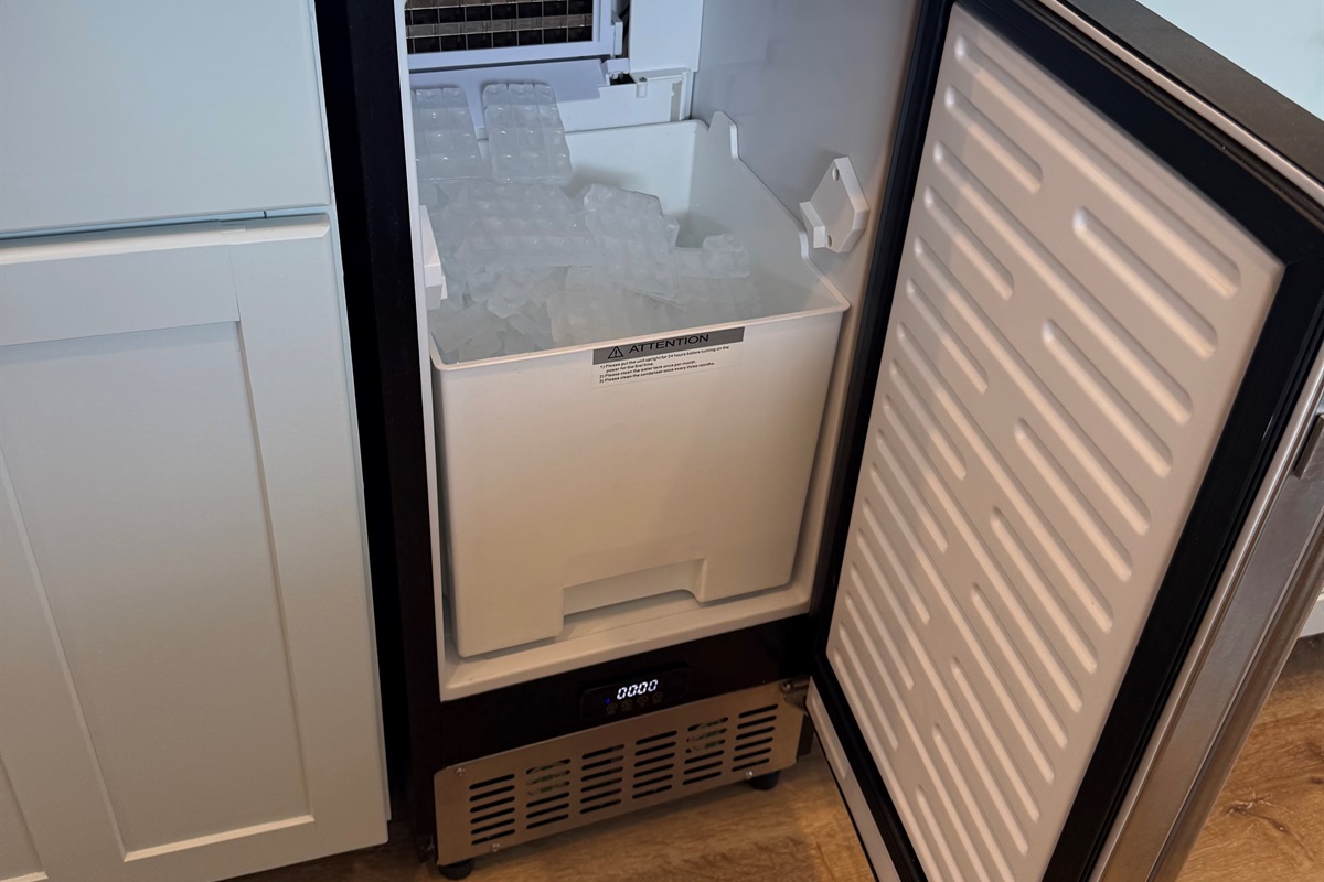 Ice Machine! Yes! In the kitchen! 
