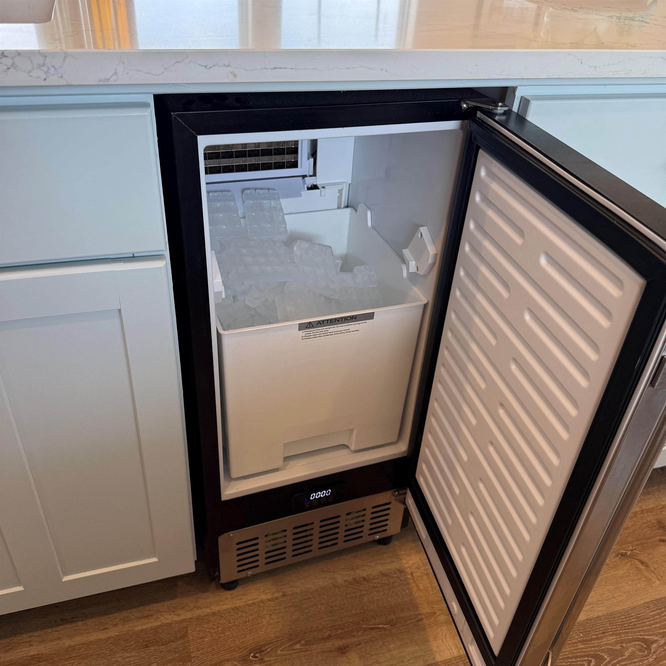 Ice Machine! Yes! In the kitchen! 